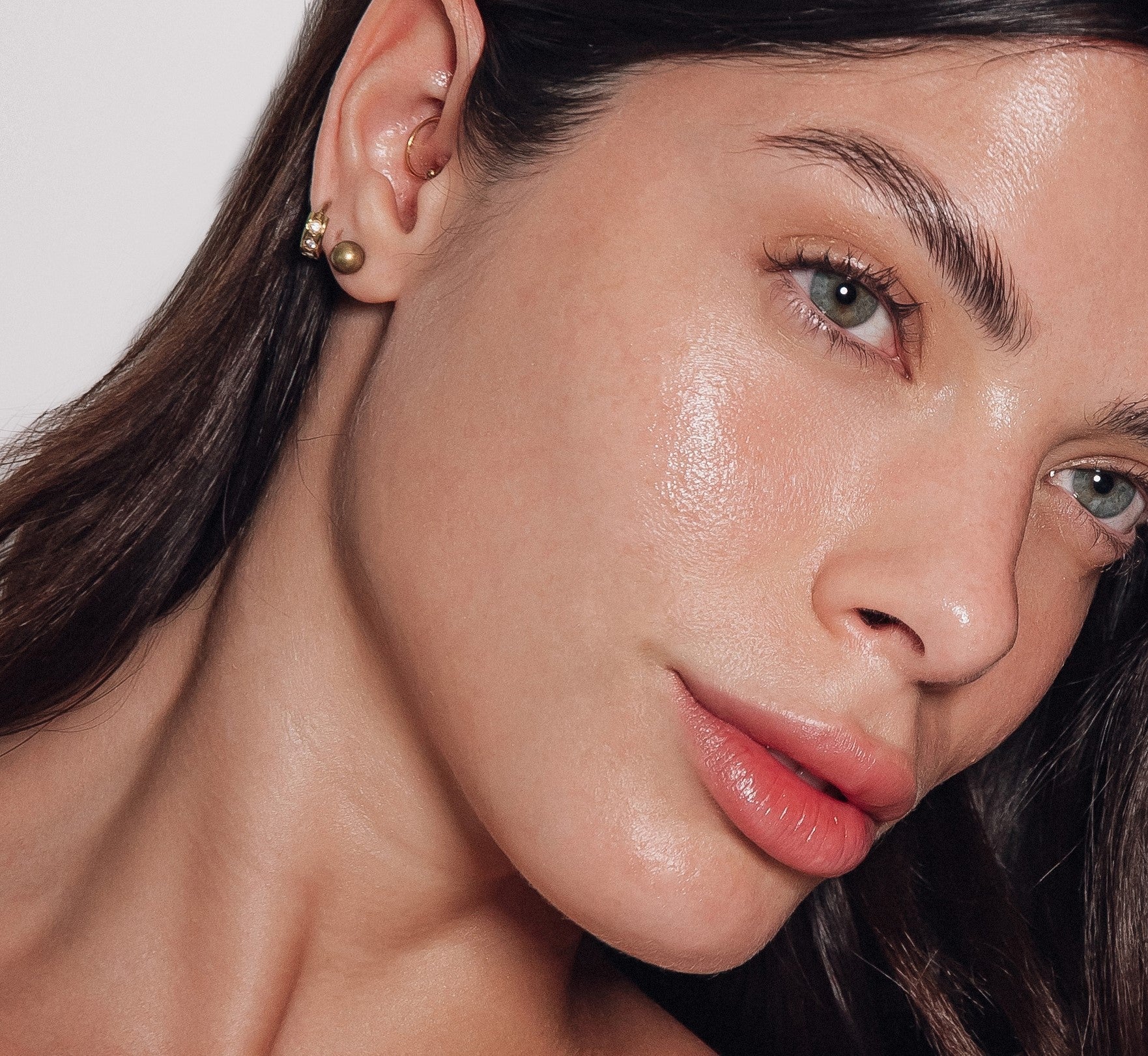 Secar o rosto da maneira incorreta pode afetar a elasticidade da pele?