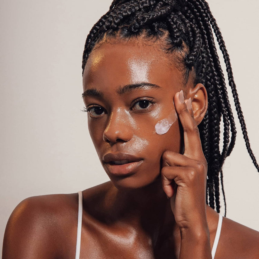 Mulher passando Hidratante Skin Quer
