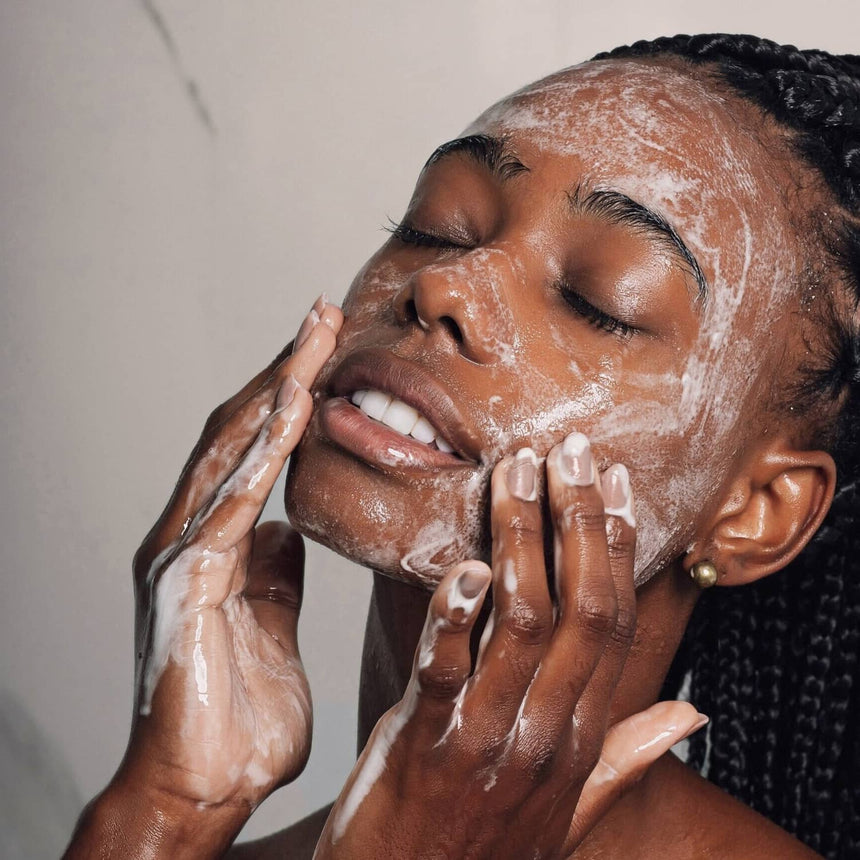 Limpando rosto com Sabonete Facial Skin Quer