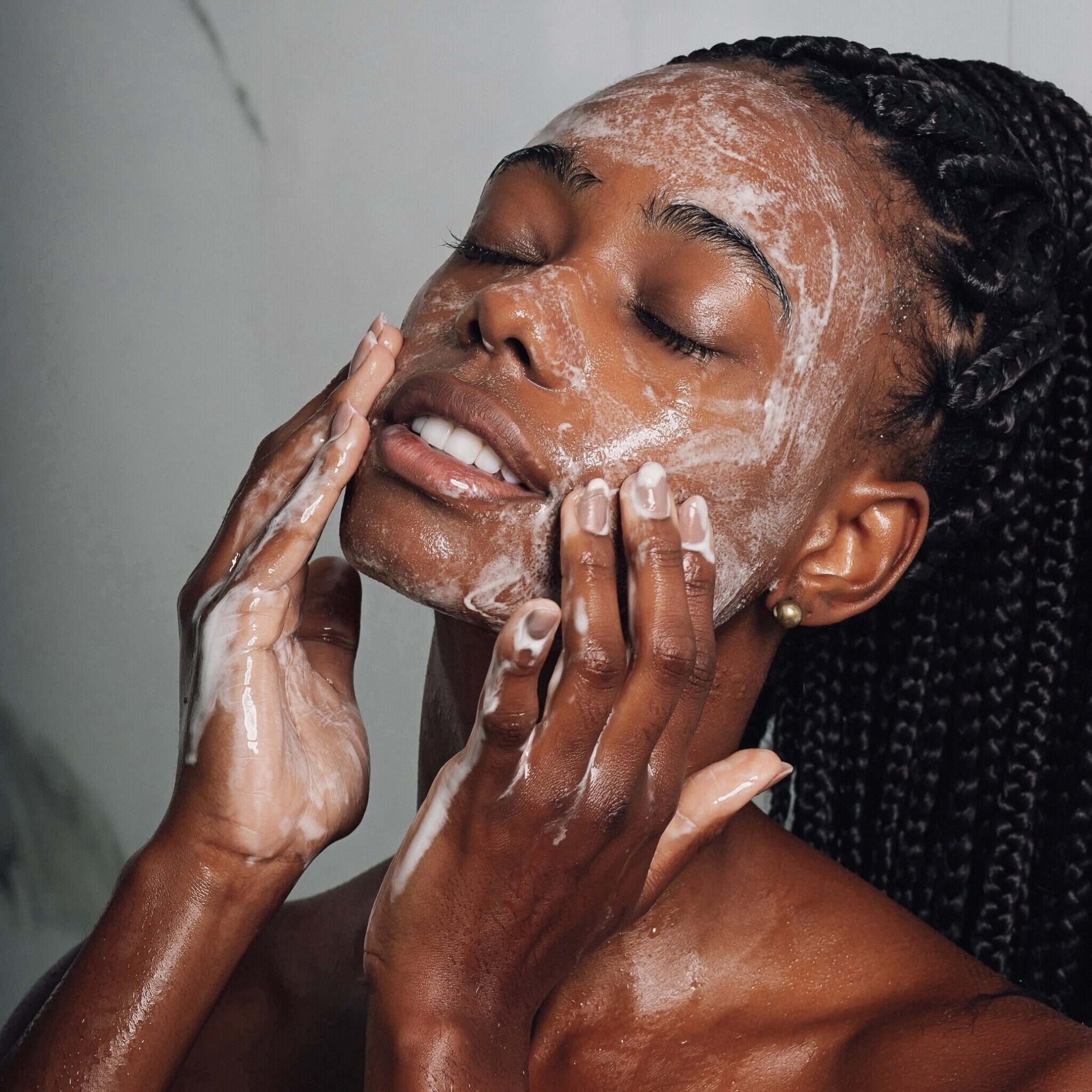 Limpeza facial com Sabonete Facial Skin Quer